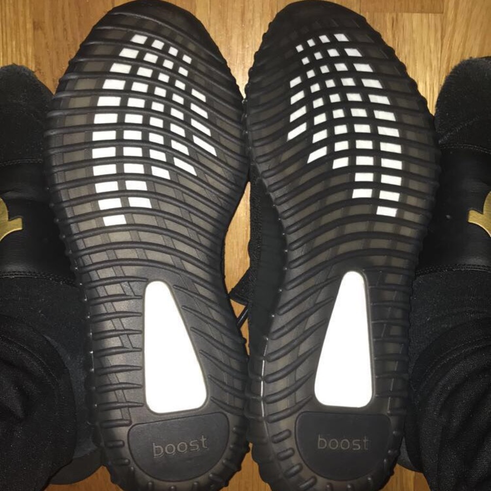 Yeezy red stripe da